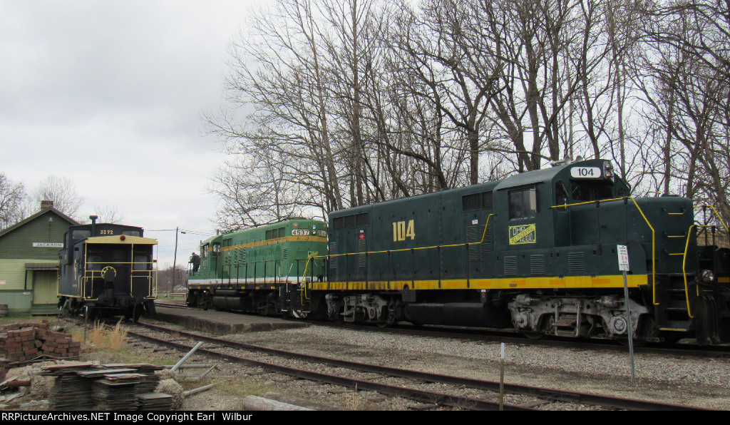 Ohio South Central Railroad (OSCR) 4537 & 104